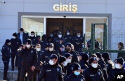 지난해 11월 터키 앙카라 법원에서 2016년 쿠데타 시도와 관련된 군 관계자들의 재판이 열렸다. 폭동 진압 경찰들이 법원 입구를 지키고 있다.