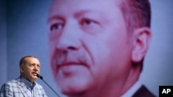 ប្រធានាធិបតី​តួកគីនិង​មេដឹកនាំនៃគណបក្ស​យុត្តិធម៌និង​ការអភិវឌ្ឍ Recep Tayyip Erdogan ថ្លែង​ទៅកាន់​សមាជិក​គណបក្ស​នៅទីក្រុង​អ៊ីស្តង់ប៊ុល កាលពី​ថ្ងៃទី ២៥ មិថុនា ២០១៧។