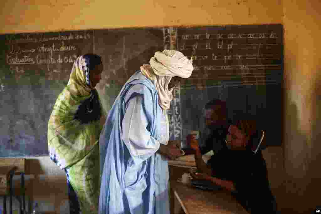 A Tamacheq man has his finger dyed with ink after casting his ballot in Mali&#39;s parliamentary elections in Gao, Nov. 24, 2013. 