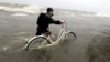 Tajler Holang gura bicikl na jezeru Pončatrejn 