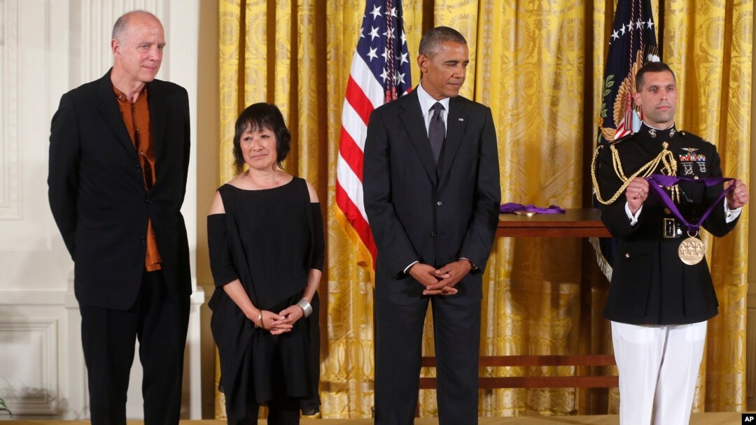 Tổng thống Barack Obama trao Huân chương Quốc gia về Nghệ thuật năm 2013 cho bà Billie Tsien và ông Tod Williams tại phòng Đông của Tòa Bạch Ốc ngày 28/7/2014. 