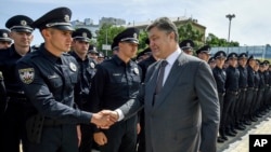 Ukrainian President Petro Poroshenko greets police officers at a swearing-in ceremony in Kyiv, Ukraine, July 4, 2015. 