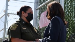 Nënpresidentja Kamala Harris duke biseduar me agjentët e patrullave kufitare në sektorin El Paso, Teksas (25 qershor 2021)
