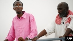 Somali journalist Abdiaziz Abdinuur Ibrahim (left) in court in Mogadishu, February 5, 2013.