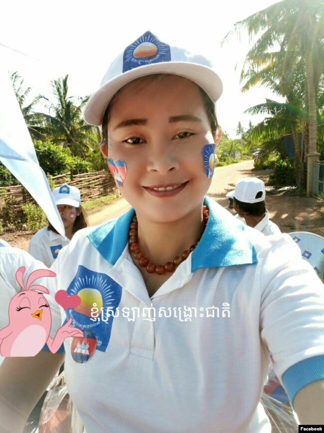 រូបឯកសារ៖ អ្នកស្រី ឡាញ់ ថាវរី ដែលជាអតីតសកម្មជនគណបក្សសង្គ្រោះជាតិនិងជាអតីតមេឃុំឫស្សីក្រោក ស្រុកមង្គលបុរី ខេត្តបន្ទាយមានជ័យ។ (Facebook / Lanh Thavry)