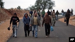 Palestinian workers arrive at dawn at the Nilin Israeli checkpoint, between the West Bank and the Jewish settlement of Modiin Illit. (File)