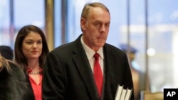 Calon menteri dalam negeri AS, Ryan Zinke, tiba di Trump Tower di New York (12/12). (AP/Richard Drew)