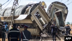 Des membres de la défense civile et de la gendarmerie marocaines sur les lieux d'un accident de chemin de fer dans la ville de Bouknadel, entre la capitale Rabat et la ville portuaire de Kénitra au nord, au Maroc, le 16 octobre 2018.