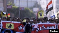 지난달 30일 이집트 수도 카이로에서 무슬림형제단과 지지자들이 군부에 반대하는 시위를 벌이고 있다.