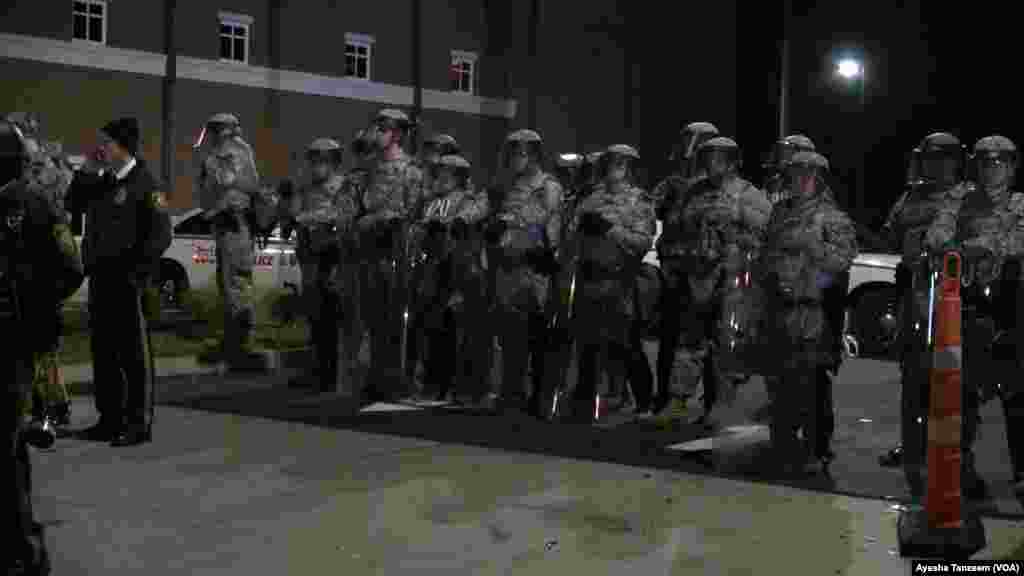 Miembros de la guardia nacional custodian el Departamento de Policía de Ferguson.