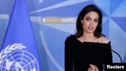 ဒုက္ခသည်များဆိုင်ရာ ကုလသမဂ္ဂ မဟာမင်းကြီးရုံးရဲ့ အထူးကိုယ်စားလှယ် Angelina Jolie က NATO တပ်မှုးတွေနဲ့ တွေ့ဆုံတဲ့အစည်းအဝေး တက်ရောက် မိန့်ခွန်းပြောကြားနေစဉ် ( ဘယ်လ်ဂျီယံနိုင်ငံ ဘရပ်ဆဲလ် မြို့ ဇန်နဝါရီလ ၃၁ ရက်) 