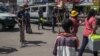 Des policiers patrouillent et recherchent d'éventuels contrevenants au port du masque obligatoire, dans le centre-ville d'Antananarivo le 27 avril 2020.