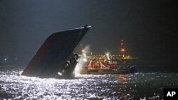 Rescatistas revisan un bote semihundido luego de chocar con otro cerca de la isla de Lamma, frente a las costas de Hong Kong, el lunes 1 de octubre por la noche.
