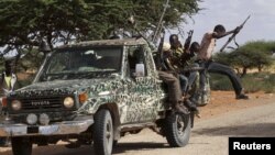 Fighters from the moderate Ahlu Sunna forces arrive at a road checkpoint outside Mareergur town, 30 km (19 miles) to the north of Dhusamareeb, in central Somalia Dec. 17, 2012. (Reuters)