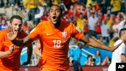 Leroy Fer celebra el primer gol de Holanda contra Chile, a la que terminaron derrotando 2-0.