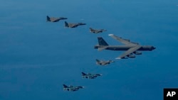 资料图： 美国一架战略轰炸机与韩国和日本战机在朝鲜半岛附近演习。（美联社转发）