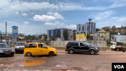 Des travaux de réhabilitation sont annoncés sur ce carrefour de Yaoundé, 27 septembre 2024 VOA / Emmanuel Jules Ntap