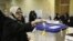 Una mujer vota en Teherán durante las elecciones parlamentarias en Irán.