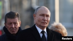 El presidente ruso, Vladimir Putin, participa en una ceremonia, en San Petersburgo, Rusia, el 19 de febrero de 2025.