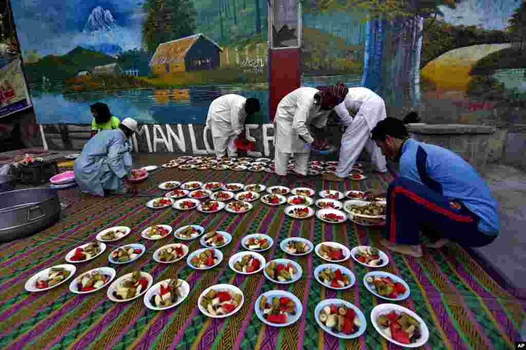 اسلام آباد میں رضاکار ایک اجتماعی دسترخوان پر روزے داروں کے لیے افطار کا اہتمام کر رہے ہیں۔