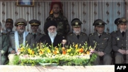 Верховный лидер Ирана аятола Али Хаменеи (в центре) в окружении высших военных чинов страны.