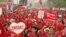 Kelompok anti-pemerintah Kaos Merah berdemonstrasi di Bangkok, Minggu (13/3).