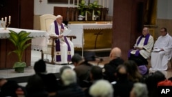 El papa Francisco lee su homilía en la iglesia de San Pío V de Roma, el 8 de marzo de 2024.