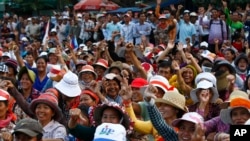 Pendukung kubu oposisi Kamboja pimpinan Sam Rainsy berkumpul dalam sebuah acara apel akbar di Phnom Penh, Desember lalu.