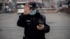 Arhiva - Policajka gestikulira tokom otvarajuće sednice Nacionalnog narodnog konresa u Pekingu, 5 marta 2021.
