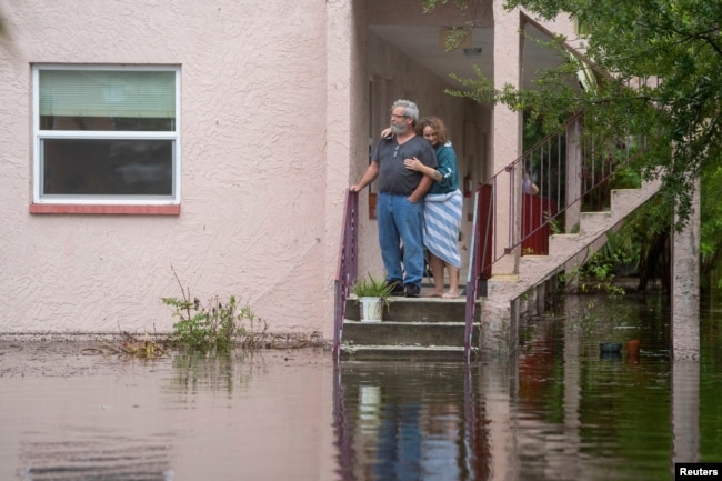 Ken and Tina Kruse stand next to their apartment after the area flooded from Hurricane Idalia in Tarpon Springs, Florida, U.S. August 30, 2023. (Greg Lovett/USA Today Network via REUTERS)