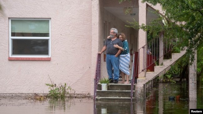 Florida’daki Tarpon Springs kasabasında yaşayan Ken ve Tina Kruse’un evlerinin önü, Idalia Kasırgası nedeniyle sular altında kaldı.