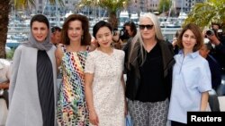 Ketua Juri Festival Film Cannes, sutradara Jane Campion (kedua dari kanan), dan para anggota juri (dari kiri ke kanan) aktris Leila Hatami, aktris Carole Bouquet, aktris Jeon Do-yeon dan sutradara Sofia Coppola dalam pembukaan Festival Film Cannes ke-67. (Reuters/Benoit Tessier)