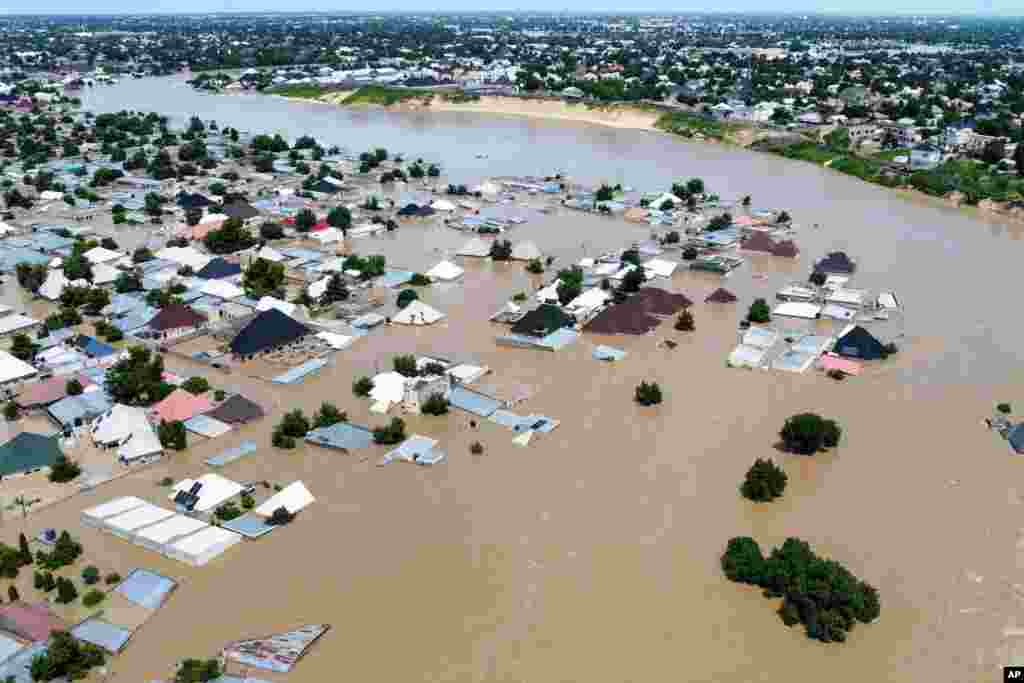 Rumah-warga rumah terendam banjir setelah sebuah bendungan runtuh di kota Maiduguri, Nigeria. (AP)&nbsp;