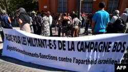 지난 2016년 이스라엘에 대해 '불매·투자철회·제재(BDS)'를 벌이던 4명의 군인이 경제활동 방해 혐의로 기소된 가운데 수백 명의 시민들이 프랑스 툴루즈 법원 앞에서 기소된 4명의 군인을 지지하는 시위를 벌이고 있다. (자료사진) 