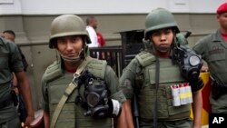 El gobierno venezolano ha ordenado el patrullaje de militares en el Metro de Caracas para combatir la inseguridad.