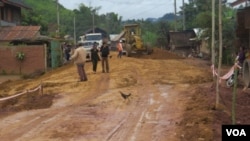 ຖະ​ໜົນ​ສາຍ​ນຶ່ງ ຢູ່​ໃນ​ເຂດ​ຊົນ​ນະ​ບົດ ໄດ້​ຮັບ​ການ​ສ້ອມ​ແປງ