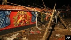 火災碎片散落在印度喀拉拉邦市的圍牆旁（2016年4月10日）