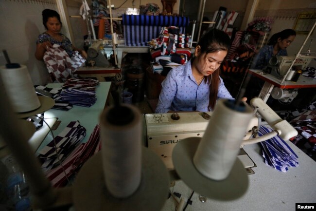 រូបឯកសារ៖ កម្មការិនីកំពុង​ធ្វើការ​នៅ​ក្នុង​រោងចក្រ​កាត់ដេរ​មួយនៅ​រាជធានី​ភ្នំពេញ កាលពីថ្ងៃទី២៨ ខែមីនា ឆ្នាំ២០១៦។