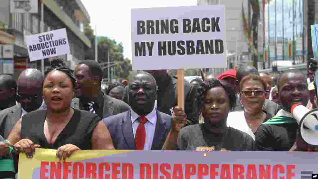 Sheffra Dzamara, épouse de Itai Dzamara enlevé depuis un an, demande, pancarte en main, la libération de son mari à Harare, le 9 mars 2016.