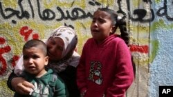 Keluarga berduka atas tewasnya Hamdan Abu Amsha, 23, saat upacara pemakamannya di rumah keluarga di Beit Hanoun, Jalur Gaza, 31 Maret 2018.