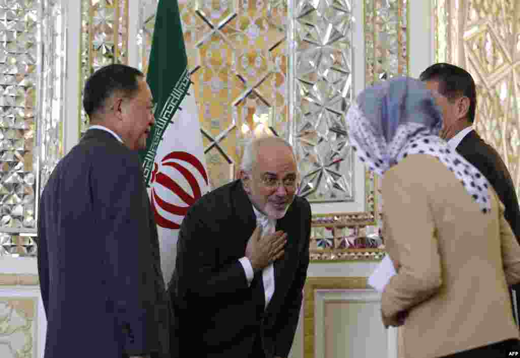وزیر خارجه کره شمالی در تهران به سر می برد و اینچنین از سوی محمدجواد ظریف مورد استقبال قرار گرفته است. آمریکا بارها نگرانی خود را از تبادل اطلاعاتی ایران و کره شمالی درباره مسائل هسته ای ابراز کرده است.
