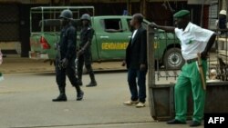 Des policiers patrouillent à Bamenda, le 22 février 2018.