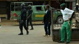 Des policiers patrouillent à Bamenda, le 22 février 2018.