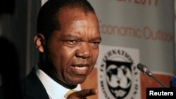 Para jemaah perempuan Muslim melakukan salat malam yang dikenal sebagai 'Tarawih' pada malam pertama bulan suci Ramadhan di Masjid Agung Istiqlal di Jakarta (2/4). (Foto: Reuters /&nbsp;Willy Kurniawan)