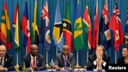 Sekretè Jeneral e Direktè Egzekitif CARICOM nan, Anbasadè Irwin LaRocque, Premye Minis Trinad ak Tobago a Keith Rowley, ak Prezidan ayisyen an e Prezidan CARICOM nan Jovenel Moïse. (3 premye pèsonalite yo soti goch pou rive a dwat) 