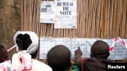 Quelques habitants devant un bureau de vote à Bunia, RDC, 30 juillet 2006.