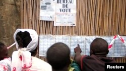 Des électeurs devant un bureau de vote de Bunia, RDC, le 30 juillet 2006