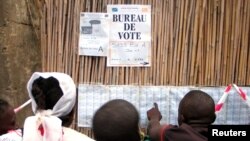 Dans la ville de Bunia où les opposants ont été arrêtés. Dans cette photo du 30 juillet 2006, les Congolais s'apprêtent à voter. 