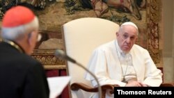 El papa Francisco escucha a un religioso durante los tradicionales saludos a la Curia Romana en el Vaticano. Domingo 3 de enero de 2021.