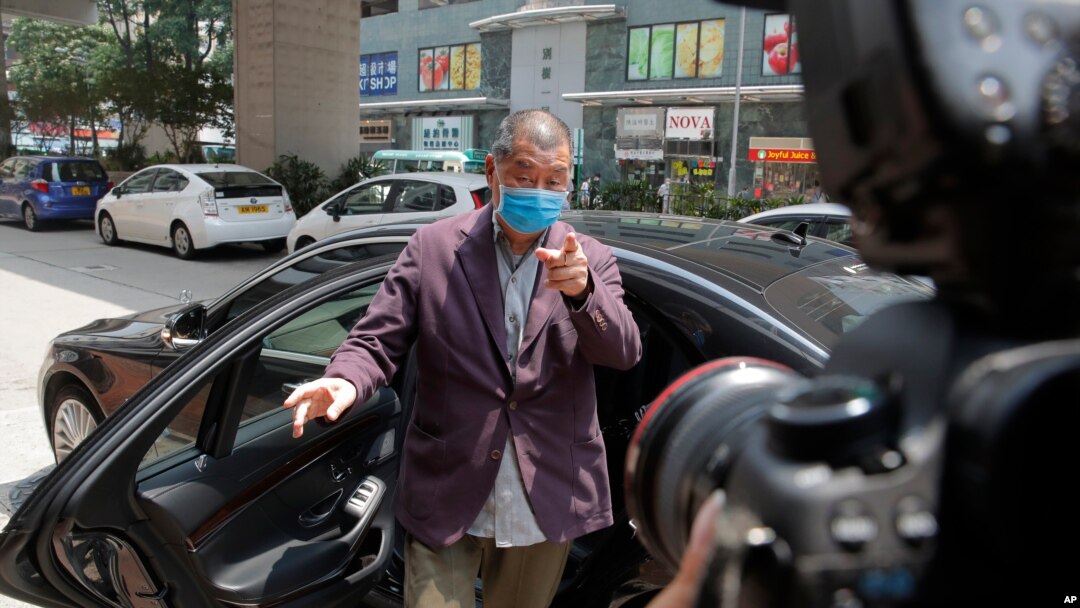Taipan media Hong Kong dan pendiri koran, Jimmy Lai, tiba di kantor polisi untuk memberi laporan sebagai syarat pembebasan dengan jaminan, di Hong Kong, 1 September 2020. (Foto: Reuters)
